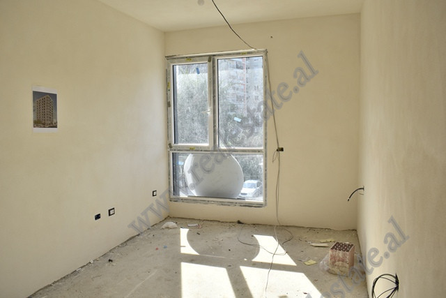 Apartament 2+1 ne shitje ne rrugen Petro Nini Luarasi prane Kompleksit Sportiv Ali Demi ne Tirane.
